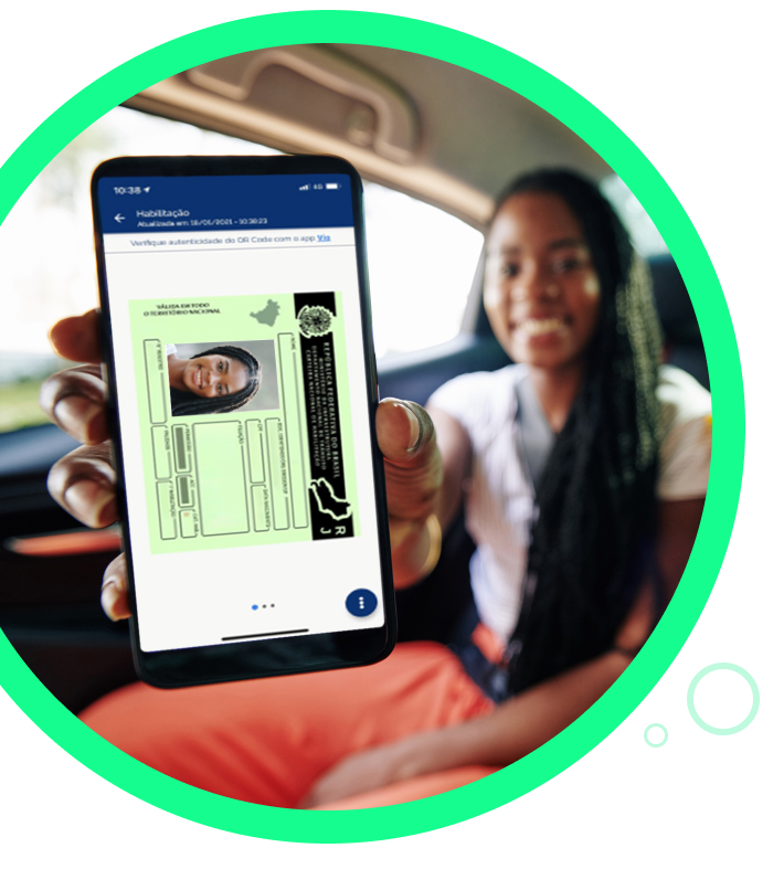 Mulher dentro de um carro no banco de trás mostra seu celular com a CNH digital dentro do app CDT