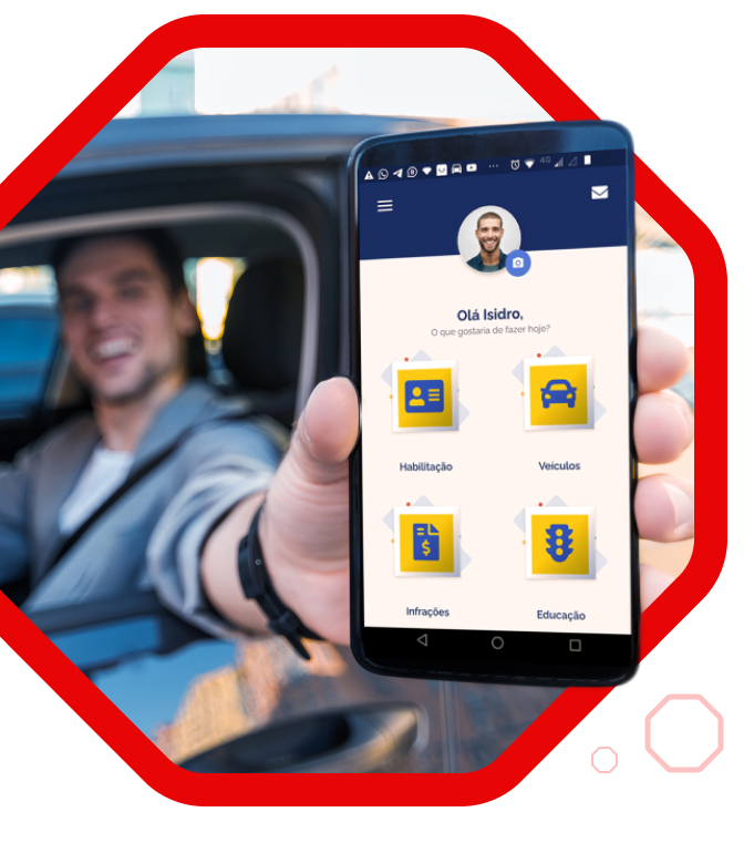 Homem sorridente dentro de um carro estende o braço pra fora mostrando o app cdt instalado em um celular