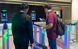 Passageiro acessando a sala de embarque no Aeroporto Internacional de Viracopos