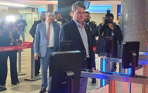 Presidente Gileno faz reconhecimento facial no aeroporto de Congonhas. Ao fundo, segurança do aeroporto e fotógrafos