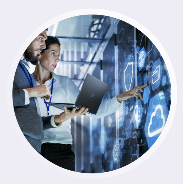 Homem e mulher trabalham em centro de dados com um laptop na mão apontando para ícones de tecnologia projetados em um painel