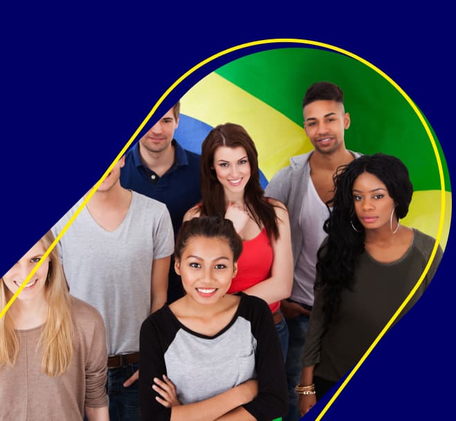 Vários jovens de diferentes gêneros e cores posam em frente a uma bandeira do Brasil