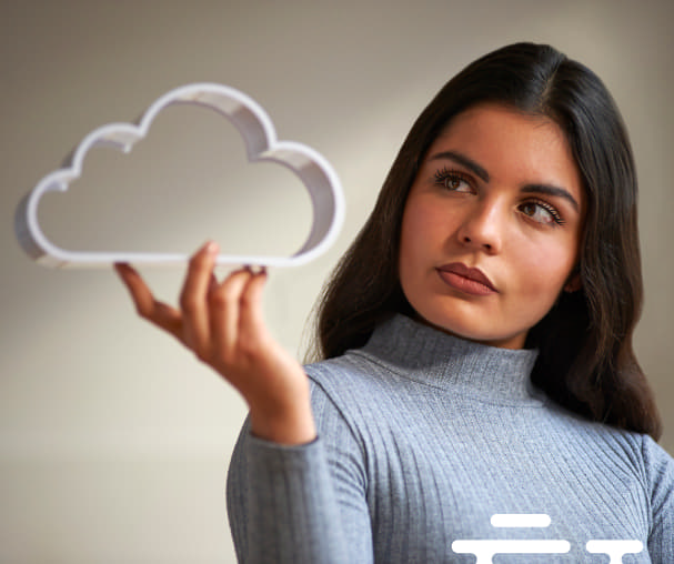 Mulher olhando pensativa para um modelo 3d de nuvem que está segurando com as mãos